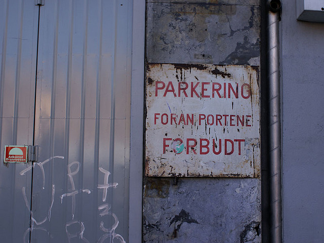 Parkering foran portene forbudt
